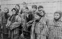 Niños en el campo de concentración en Auschwitz 